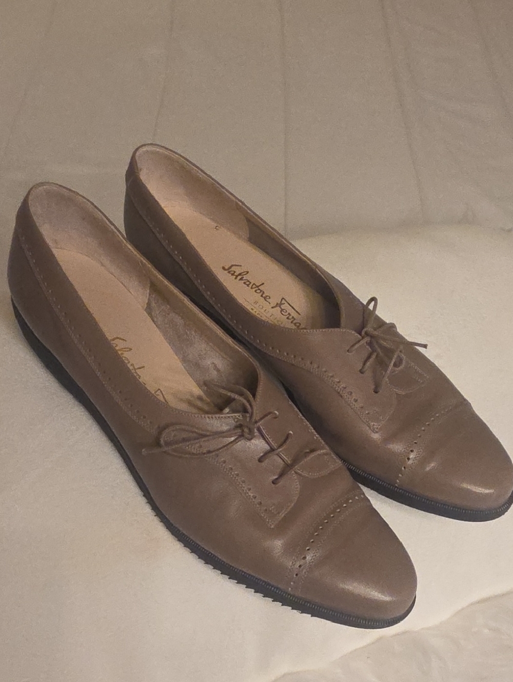 Salvatore Ferragamo Boutique Low Heel Taupe Leather Lace-Up Flats Vintage 8 2A